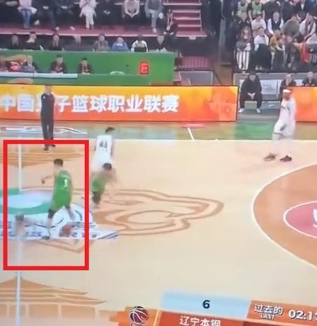 威廉希尔官网-什么情况？辽粤大战争议画面曝光 徐杰被撞倒 技术台人员竟鼓掌