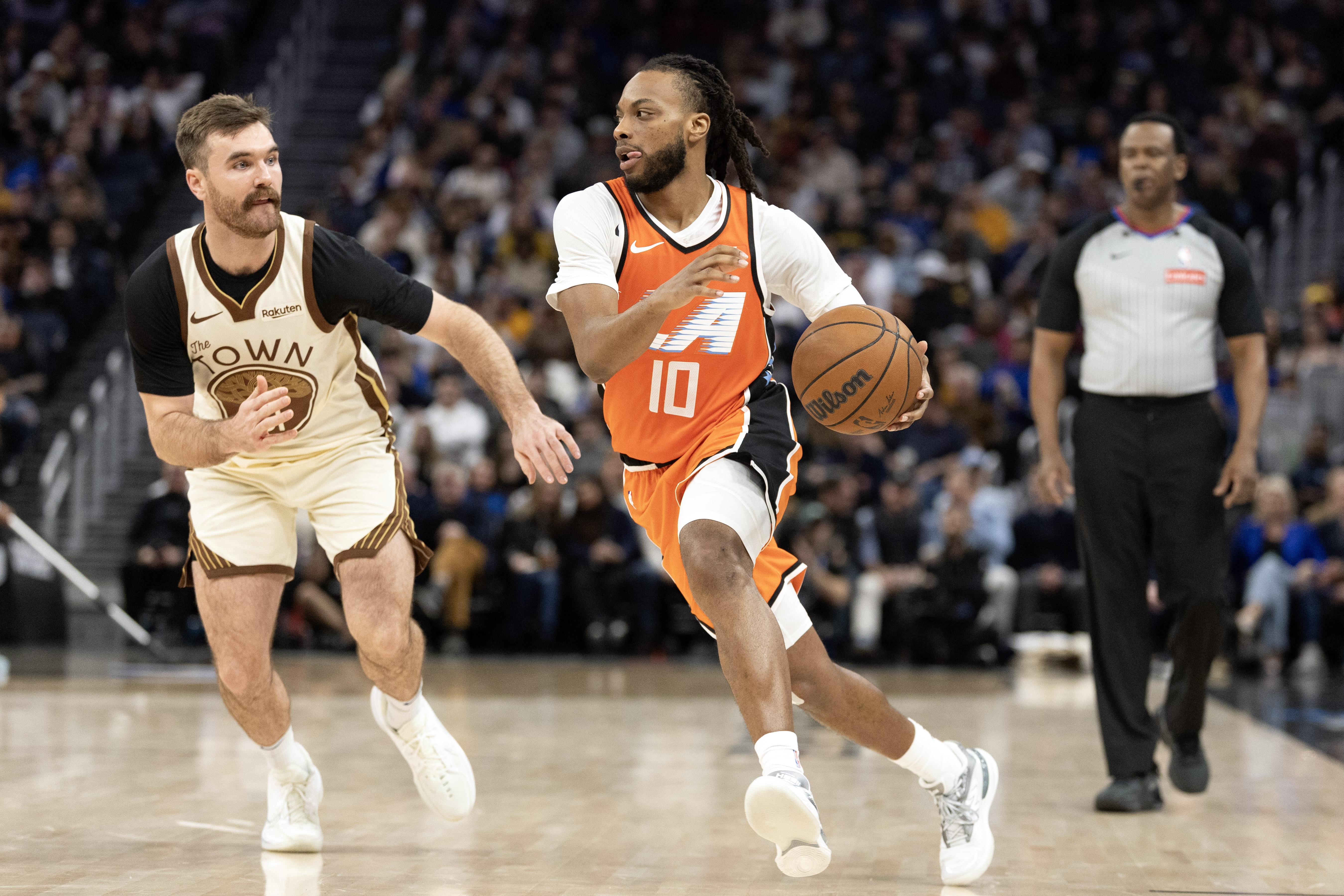 英国威廉希尔-小卡：加兰首秀打得很棒 有侵略性&amp;能投中空位/防中锋时也很积极