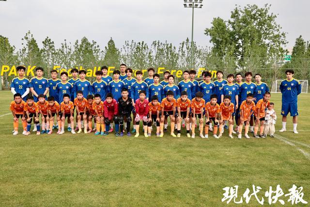 威廉希尔官网-苏超南京队举行公开训练：吸引近百名市民围观，还和小学生来了一场热身赛